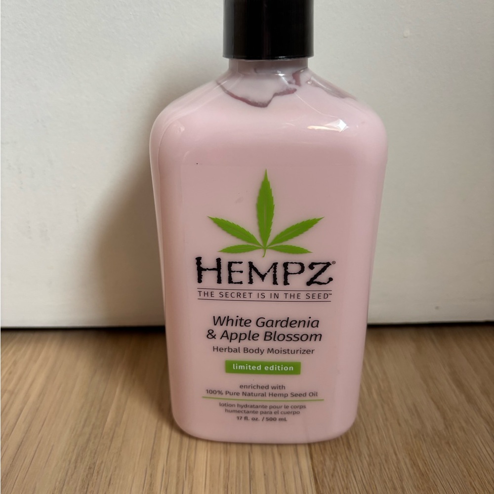 Hempz White Gardenia & Apple Blossom Herbal Body Moisturizer 17 Fl Oz - Picture 2 of 5